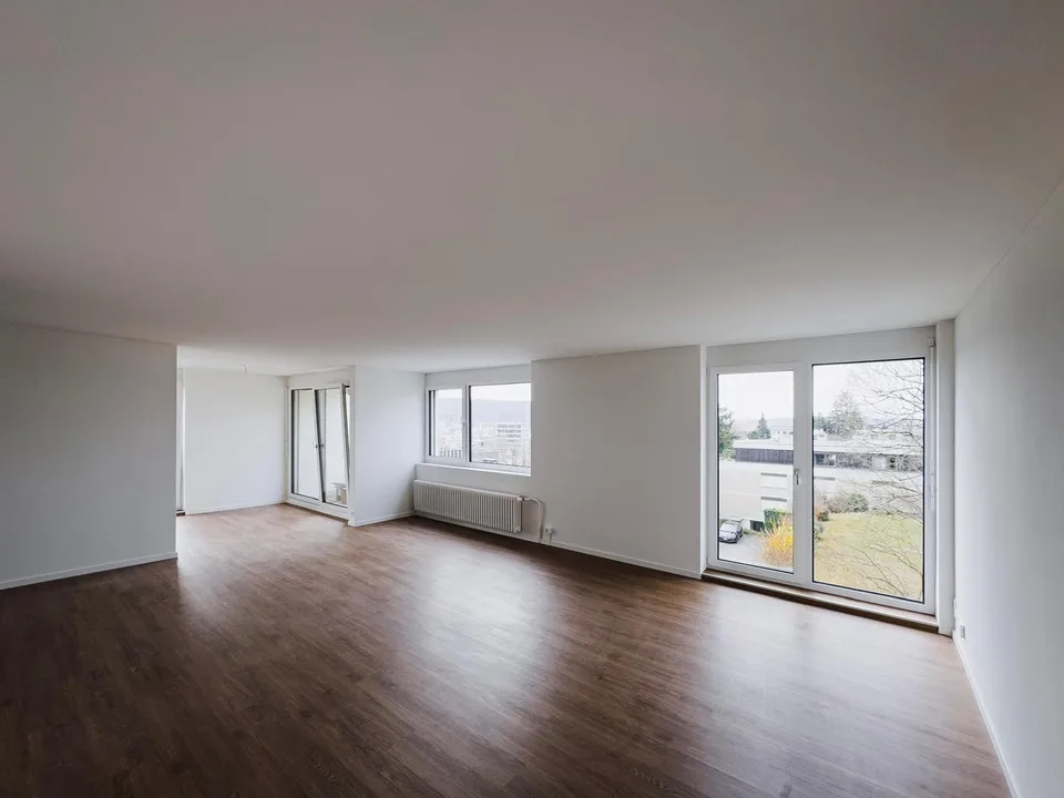 Flexibel wohnen auf 134 m², frisch sanierte 4.5-Zimmer-Wohnung mit separatem Bereich