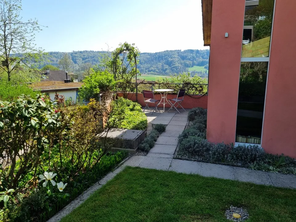 Stilvolle 3-Zimmer Wohnung im Grünen mit zwei Gartensitzplätzen