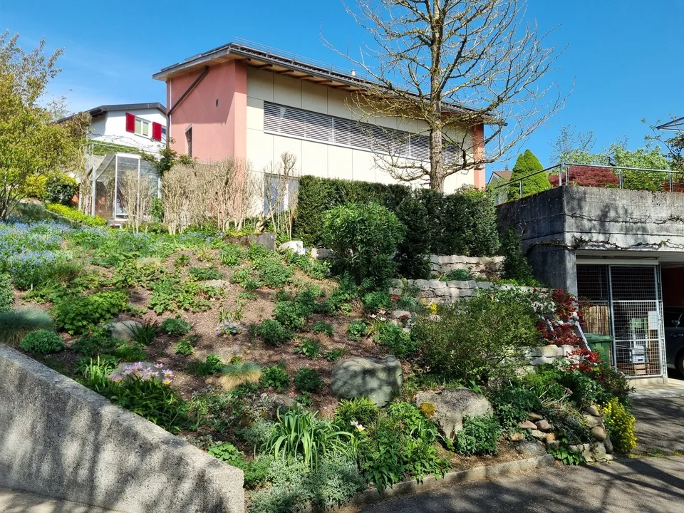 Stilvolle 3-Zimmer Wohnung im Grünen mit zwei Gartensitzplätzen
