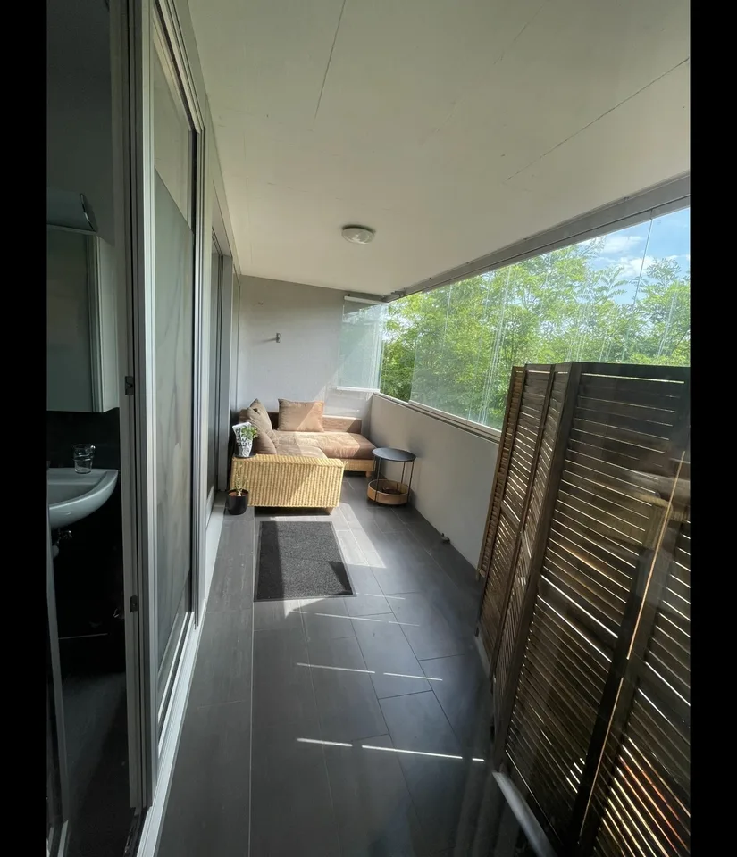 Berufstätigen-WG all inkl., eigenem Badezimmer, Putzfrau, grosser Balkon: zentral (10 min HB, 4 min Oerl. + 5 min Flghf.)
