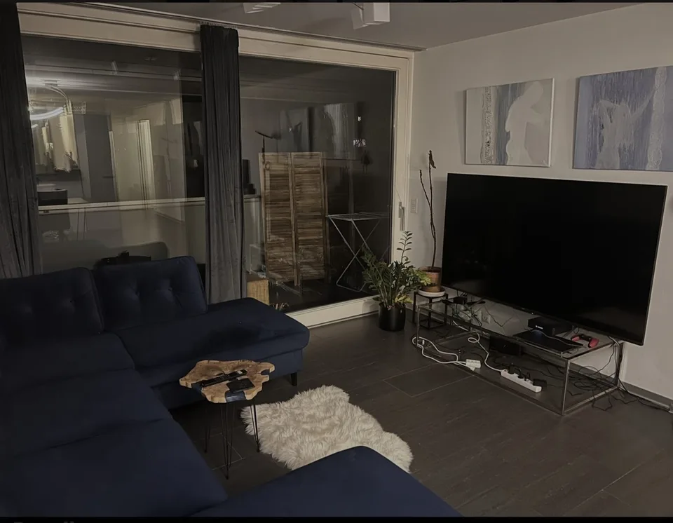 Berufstätigen-WG all inkl., eigenem Badezimmer, Putzfrau, grosser Balkon: zentral (10 min HB, 4 min Oerl. + 5 min Flghf.)