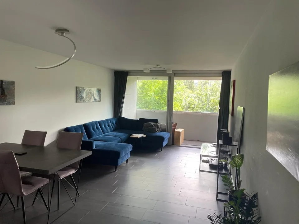 Berufstätigen-WG all inkl., eigenem Badezimmer, Putzfrau, grosser Balkon: zentral (10 min HB, 4 min Oerl. + 5 min Flghf.)