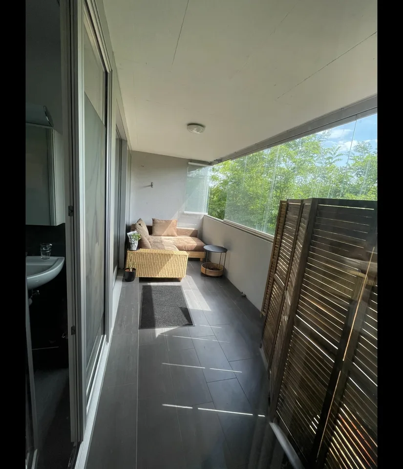 Berufseinsteiger-WG: zentrales (10 min HB, 4 min Oerl. + 5 min Flghf.), neu möbliertes Zimmer in Neubau
