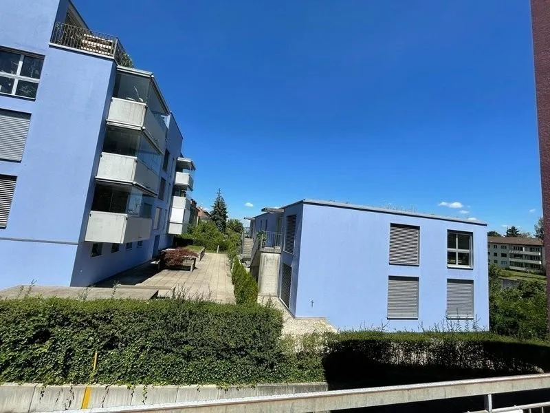 Berufseinsteiger-WG: zentrales (10 min HB, 4 min Oerl. + 5 min Flghf.), neu möbliertes Zimmer in Neubau