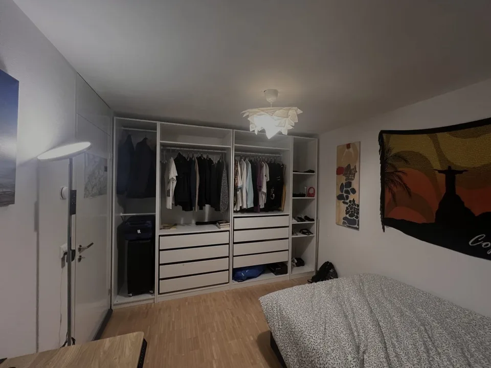 Berufseinsteiger-WG: zentrales (10 min HB, 4 min Oerl. + 5 min Flghf.), neu möbliertes Zimmer in Neubau