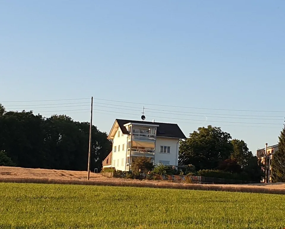 grosse sonnige 3.5 - Z-Wohnung mit Panoramasicht in die Berge