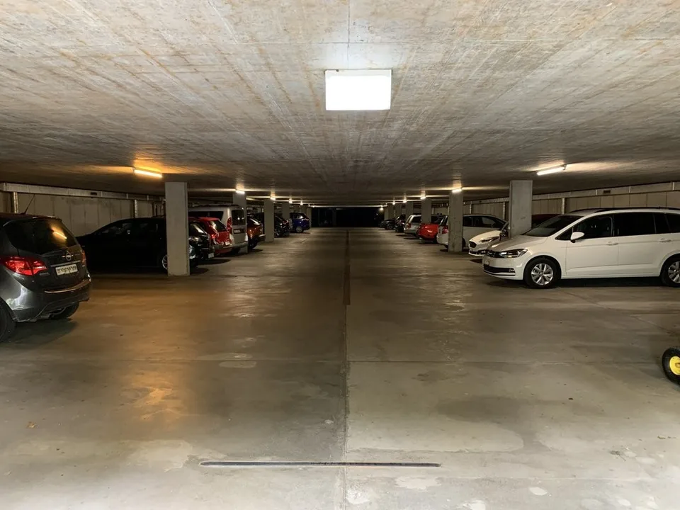 Einstellhallenplatz in Belp