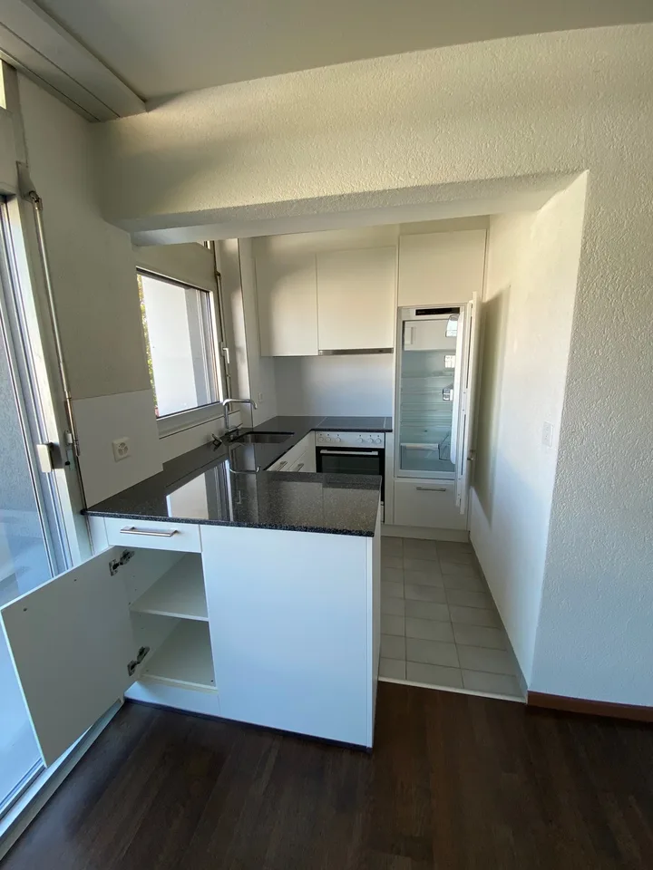Funktionale top sanierte 2,5 Zimmerwohnung im DG eines 6-Familienhauses