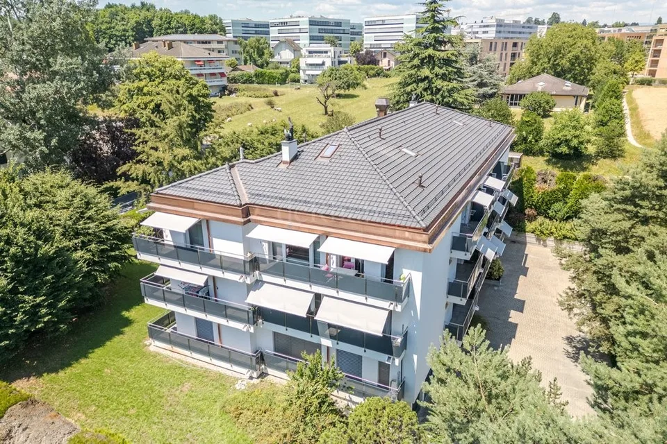 Joli studio dans un écrin de verdure.