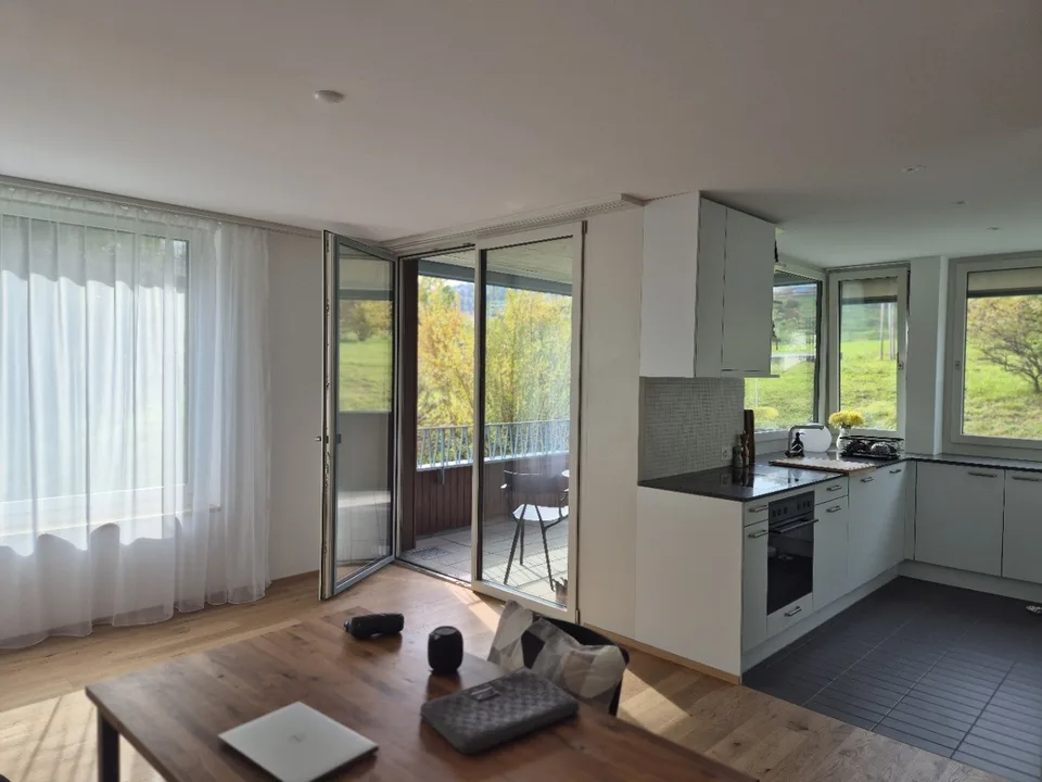 Spacious room with private bathroom in shared apartment (WG)