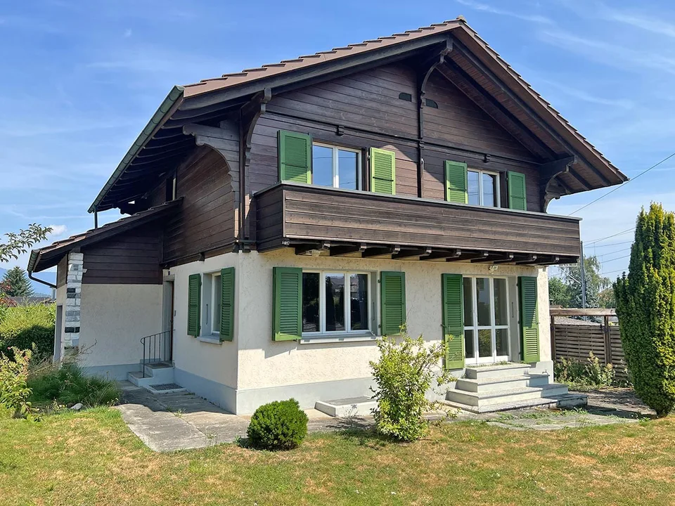 Einfamilienhaus mit Garage und Gartenhaus