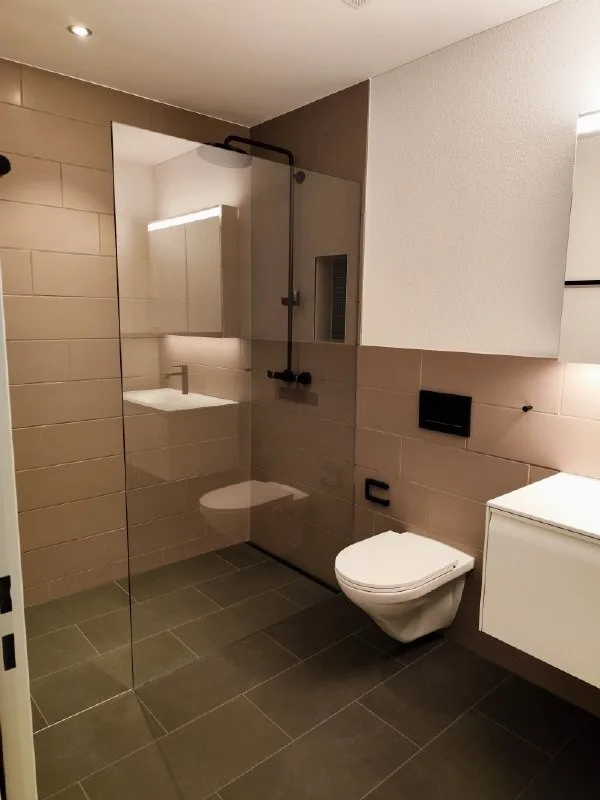 Wohngenuss auf höchstem Niveau  3.5-Zimmer-Wohnung mit fantastischer See- und Bergsicht