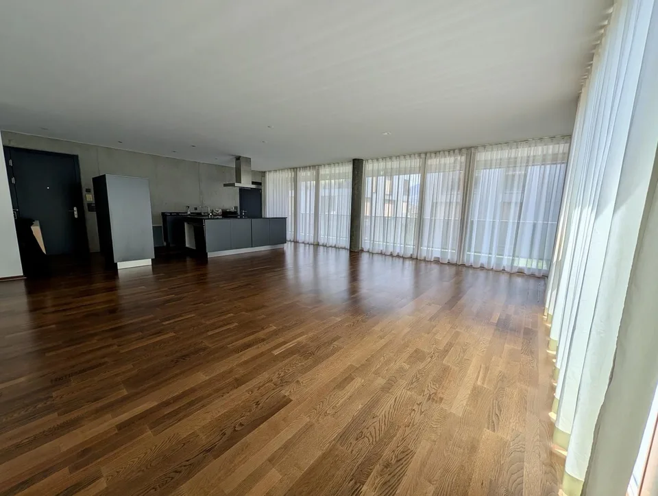 Helle 3.5-Zimmer mit Teil-Seesicht und Loftcharakter – ruhig und grosszügig am Zürichsee