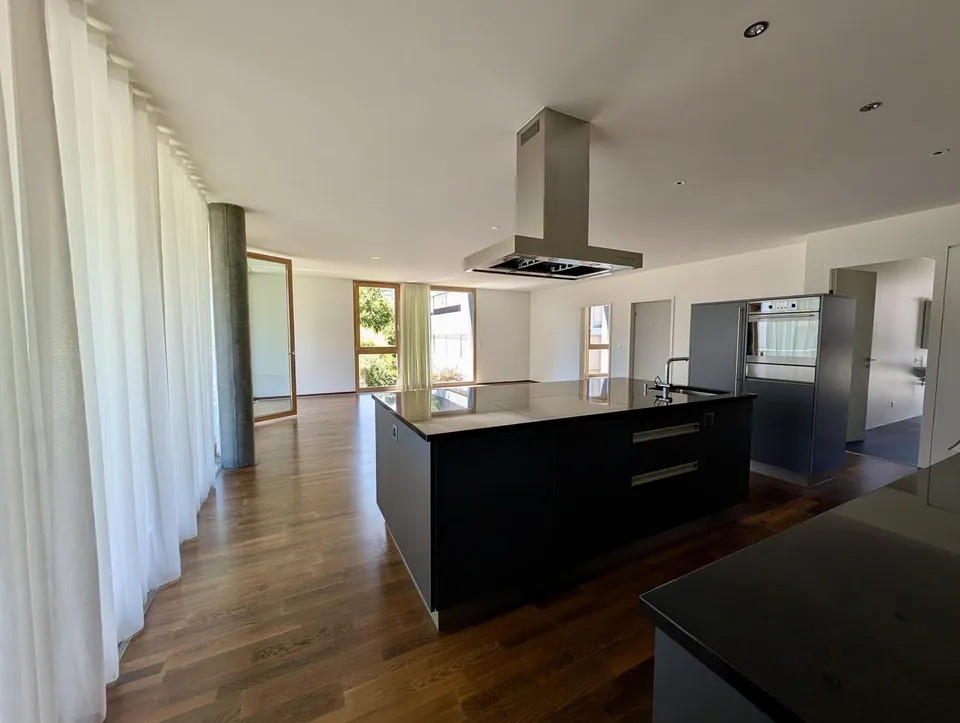 Helle 3.5-Zimmer mit Teil-Seesicht und Loftcharakter – ruhig und grosszügig am Zürichsee