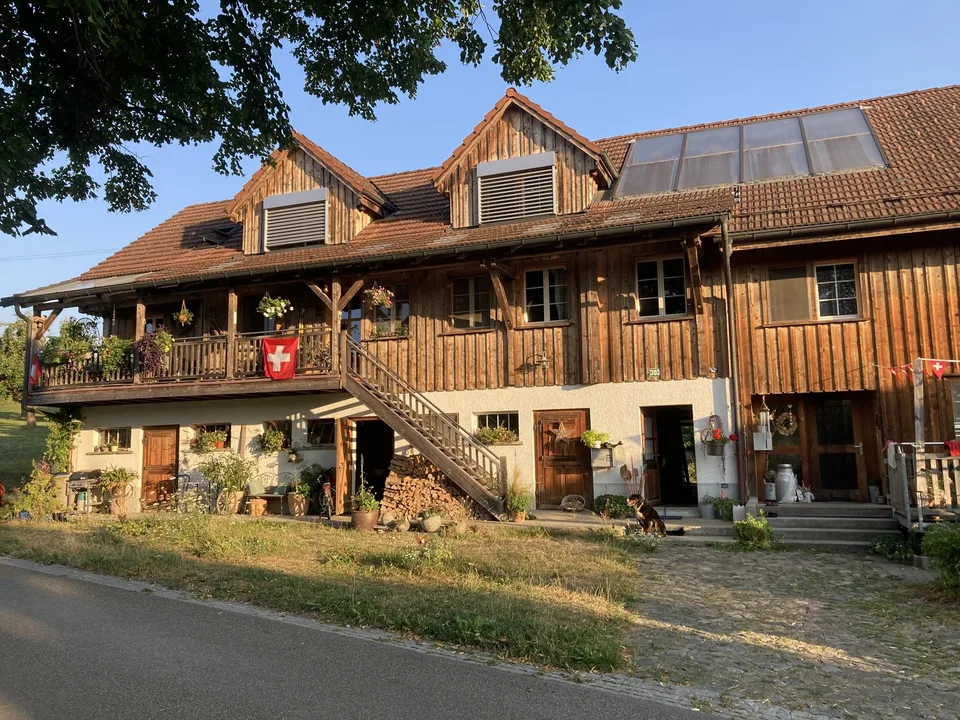 Doppelhaushälfte mit Gemeinschaftsgedanken auf einem Bauernhof in Häggenschwil