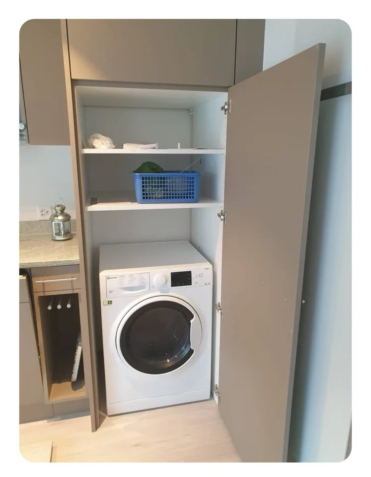 Möbiliertes Studio mit Sitzplatz und grosser Küche