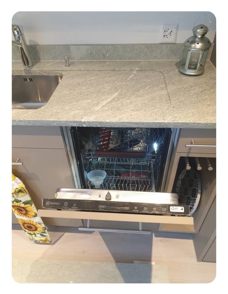 Möbiliertes Studio mit Sitzplatz und grosser Küche