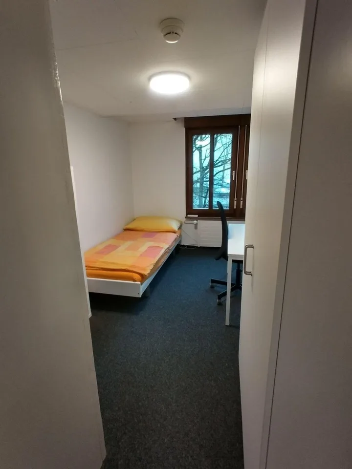 möbliertes WG-Zimmer in Studentenhaus