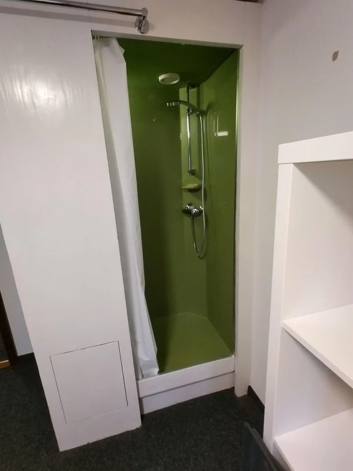 möbliertes WG-Zimmer in Studentenhaus