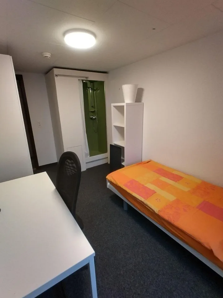 möbliertes WG-Zimmer in Studentenhaus