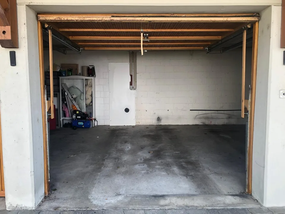 Parkplatz in Garage mit elektrischem Tor in Tobel (TG) zu vermieten
