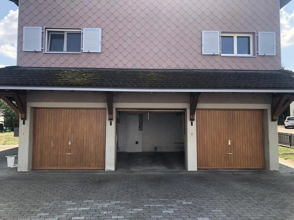 Parkplatz in Garage mit elektrischem Tor in Tobel (TG) zu vermieten