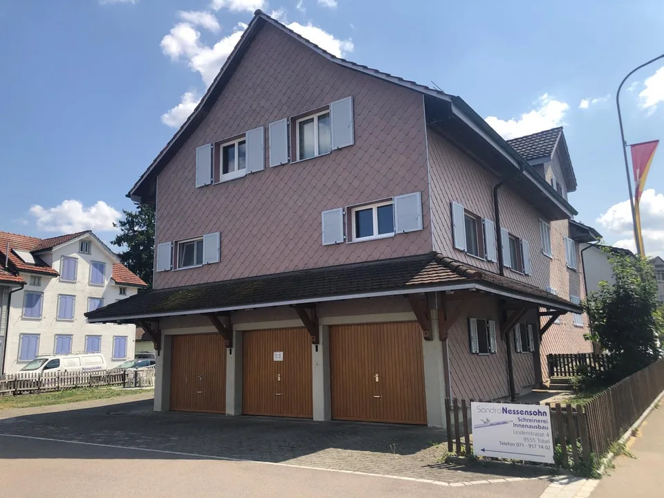 Parkplatz in Garage mit elektrischem Tor in Tobel (TG) zu vermieten