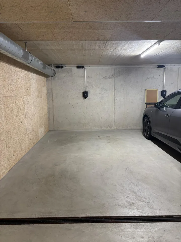 Tiefgaragenparkplatz mit E-Ladestation