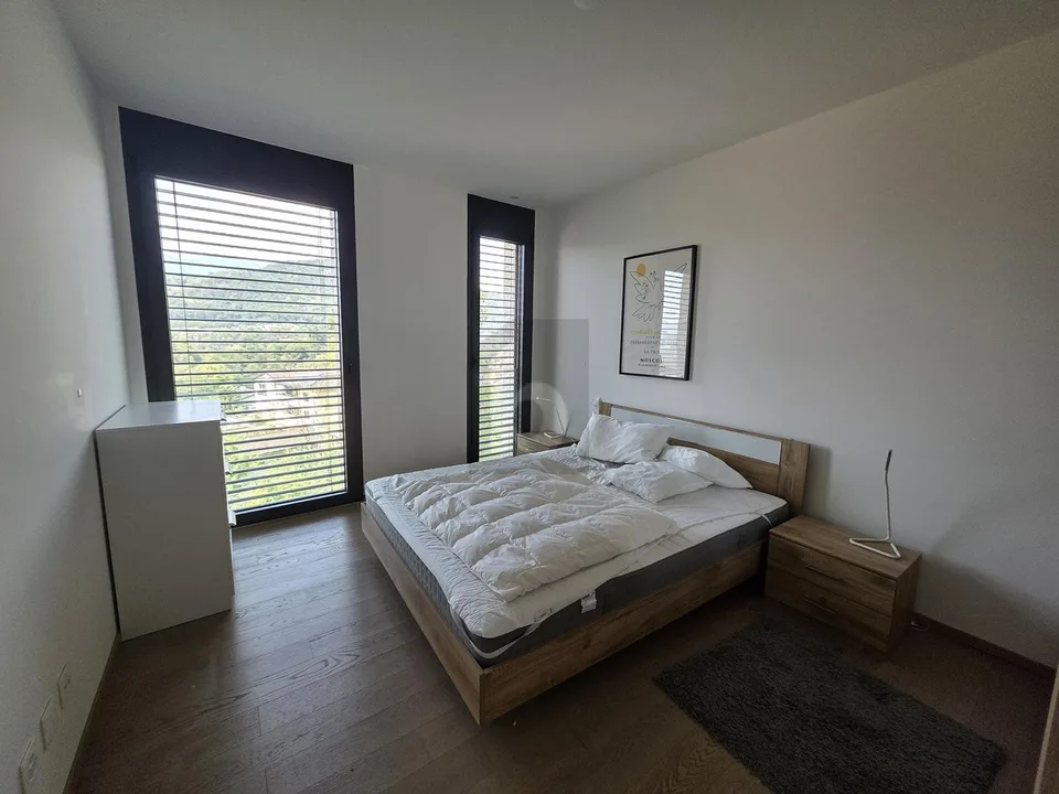MODERNO ED ELEGANTE IN POSIZIONE SOLEGGIATA