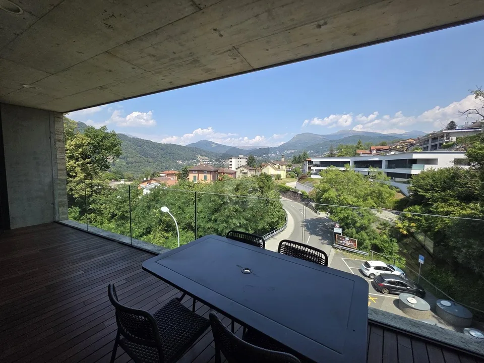 MODERNO ED ELEGANTE IN POSIZIONE SOLEGGIATA