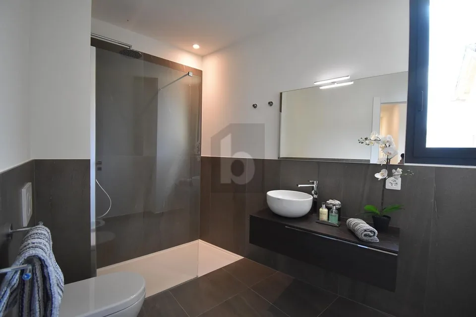 MODERNO ED ELEGANTE IN POSIZIONE SOLEGGIATA