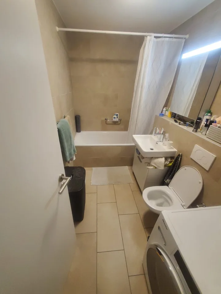 REPRISE DE BAIL - Bel appartement rénové de 3 pièces situé au bord du lac