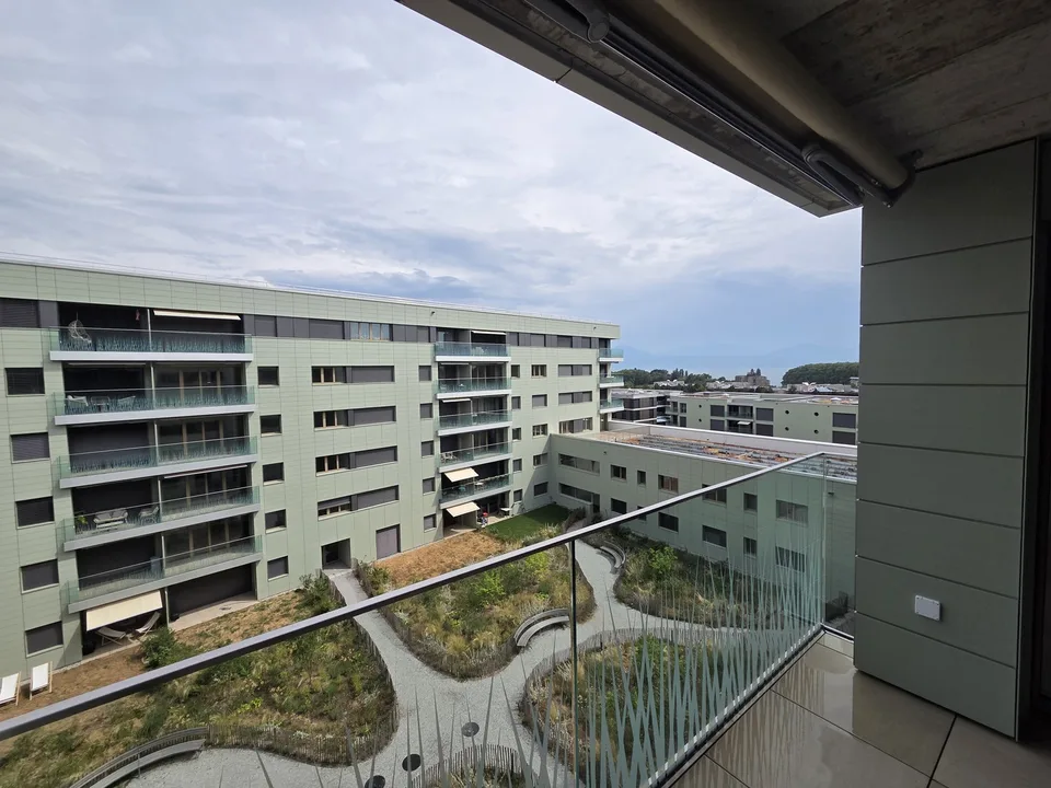 Appartement neuf 4,5 pièces au 6ème étage, traversant et lumineux, 2 balcons vue dégagée. Place de parc en option (parking souterrain, borne EV). À 6 min à pied du M1, 10 min de l'EPFL/UNIL.