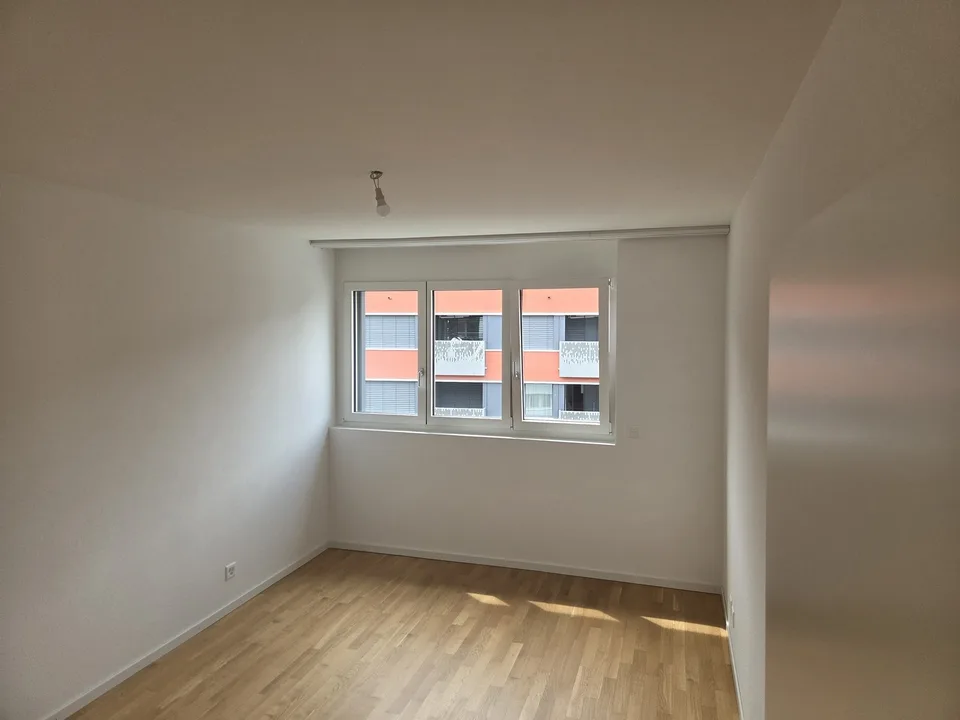Appartement neuf 4,5 pièces au 6ème étage, traversant et lumineux, 2 balcons vue dégagée. Place de parc en option (parking souterrain, borne EV). À 6 min à pied du M1, 10 min de l'EPFL/UNIL.