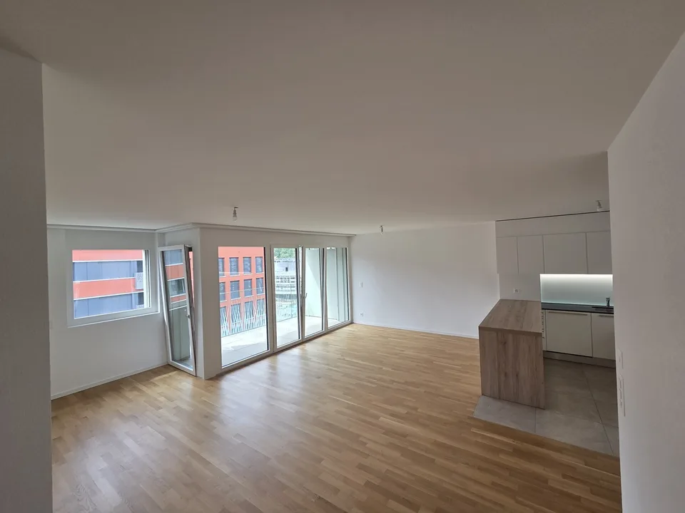 Appartement neuf 4,5 pièces au 6ème étage, traversant et lumineux, 2 balcons vue dégagée. Place de parc en option (parking souterrain, borne EV). À 6 min à pied du M1, 10 min de l'EPFL/UNIL.