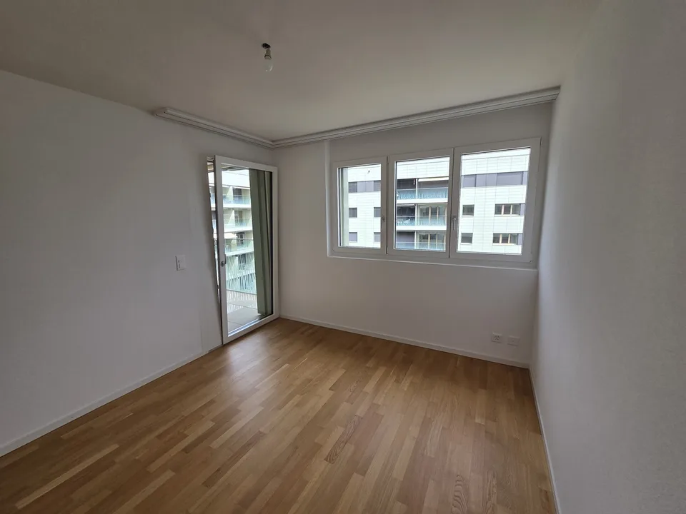 Appartement neuf 4,5 pièces au 6ème étage, traversant et lumineux, 2 balcons vue dégagée. Place de parc en option (parking souterrain, borne EV). À 6 min à pied du M1, 10 min de l'EPFL/UNIL.