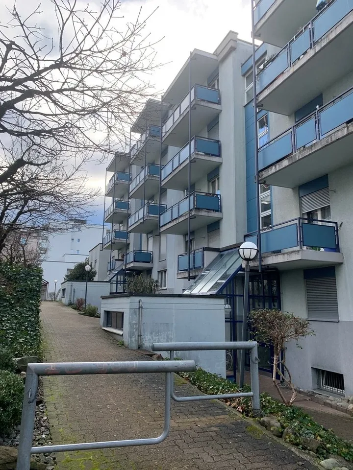 Wohnung mit Balkon sucht neuen Mieter.