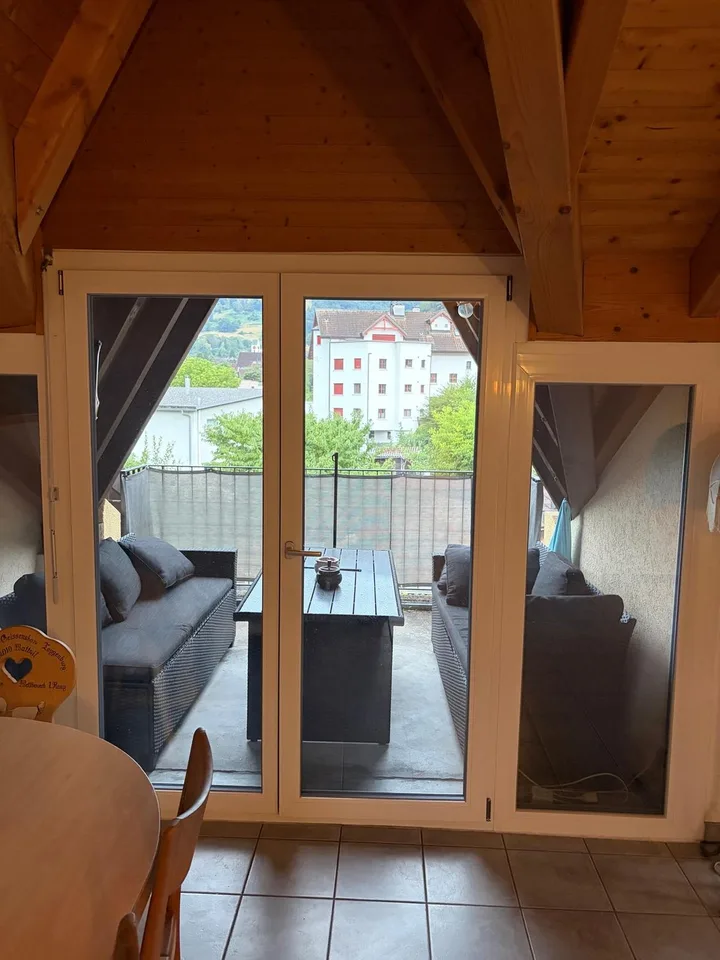 Charmante 2.5-Zimmer-Dachwohnung mit Balkon in Azmoos
