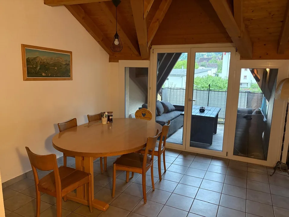 Charmante 2.5-Zimmer-Dachwohnung mit Balkon in Azmoos