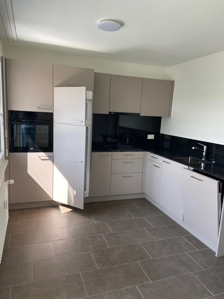 Wow! Moderne 3.5 Z-Wohnung mit Balkon und bester Aussicht
