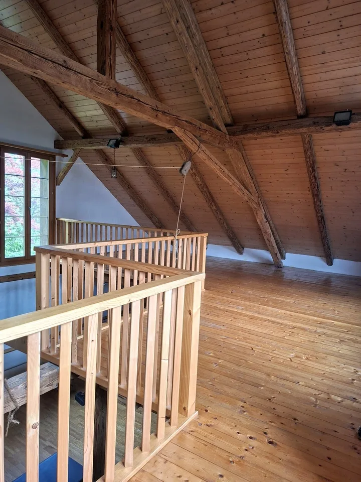 Einzigartiges Galerie-Atelier (105 m²) mit charmantem Kachelofen & eigener Dusche