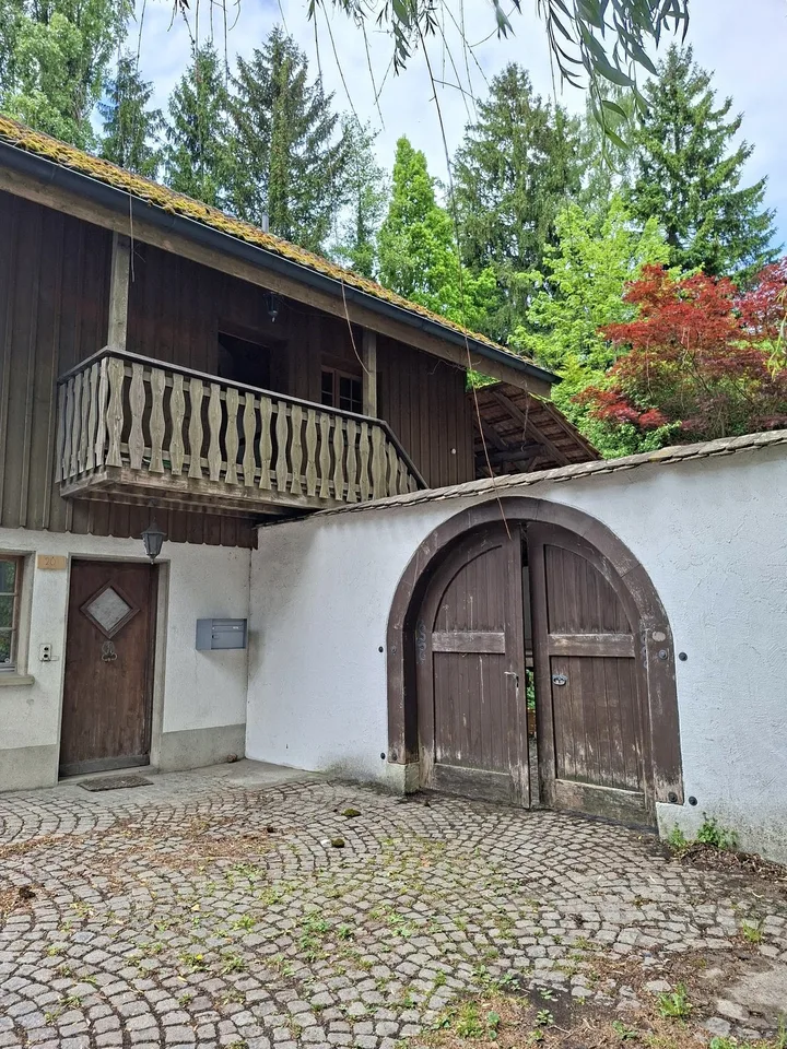 Einzigartiges Galerie-Atelier (105 m²) mit charmantem Kachelofen & eigener Dusche