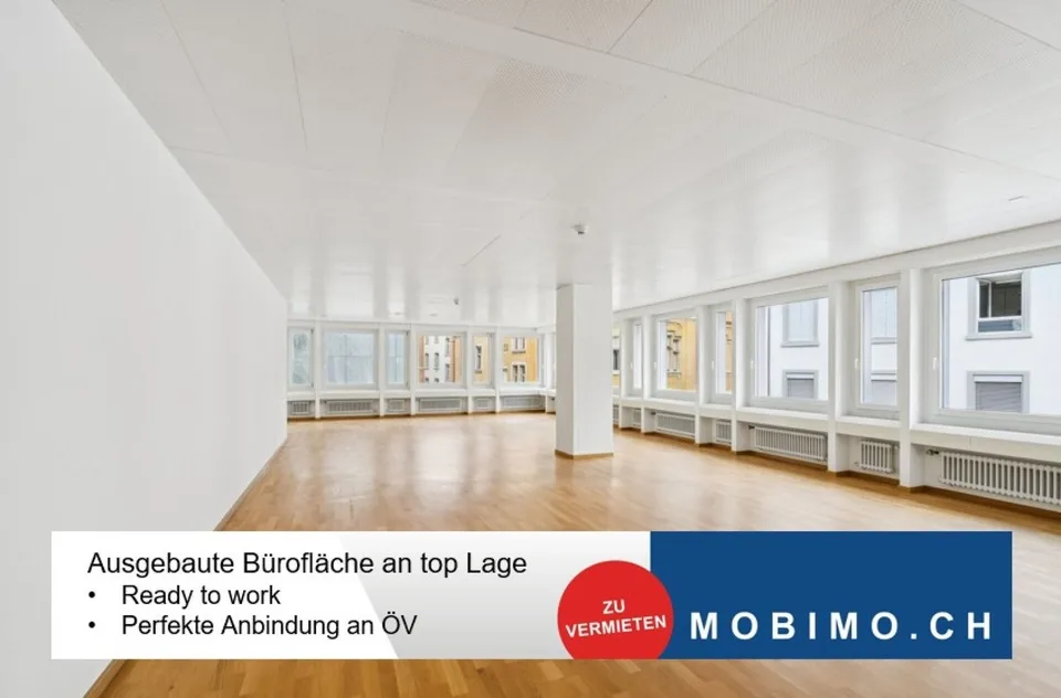Lichtdurchflutetes Büro mit Blick in den Innenhof