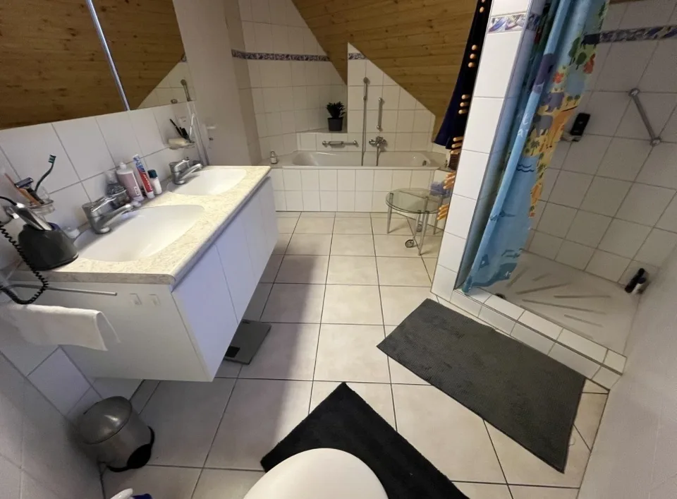 WG Zimmer in Einfamilienhaus mit Garten