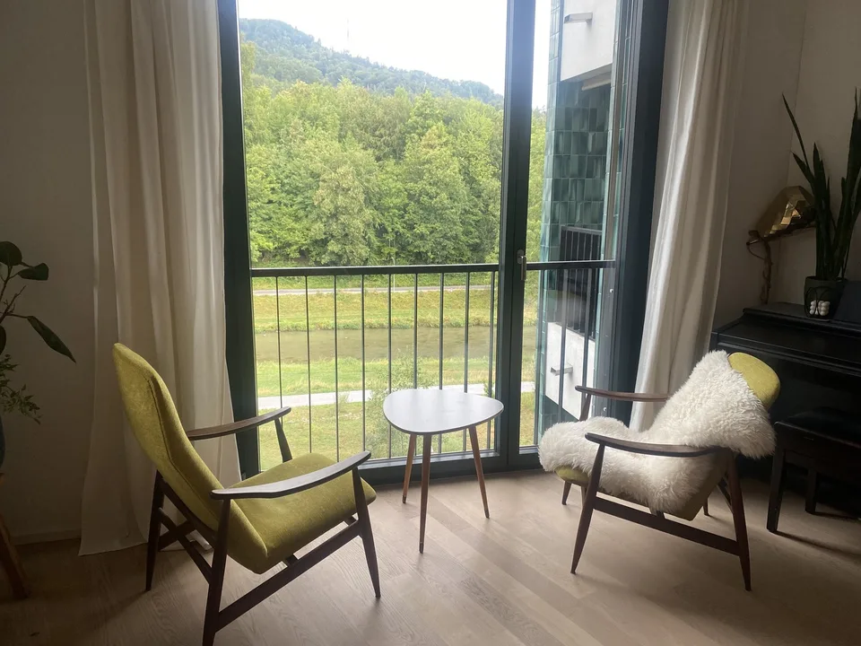 Grosszügige, luxeriöse 3.5 Zimmerwohnung im 5. OG mit Blick auf die Sihl in Zürich-Manegg