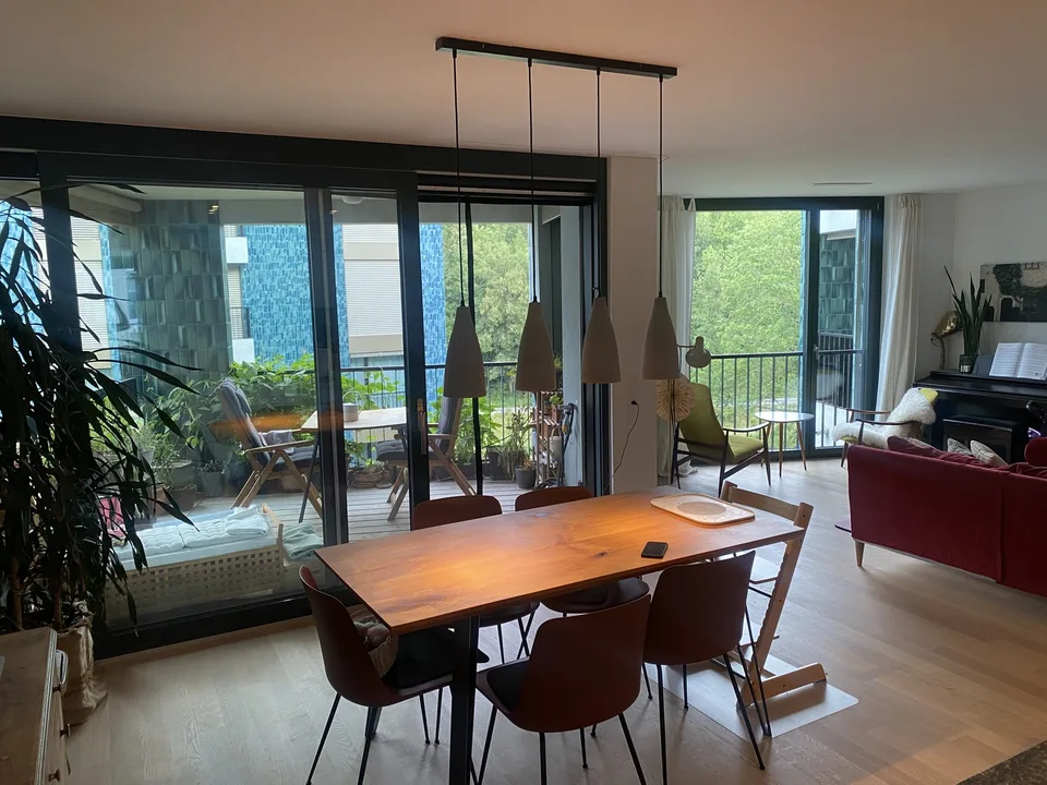 Grosszügige, luxeriöse 3.5 Zimmerwohnung im 5. OG mit Blick auf die Sihl in Zürich-Manegg