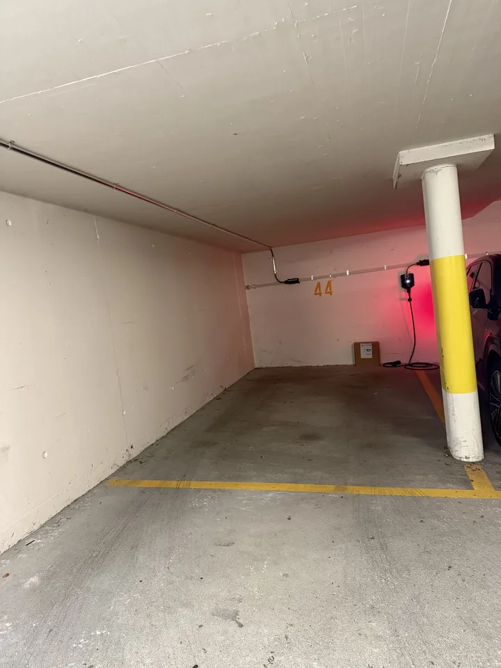 Tiefgaragen Parkplatz frei