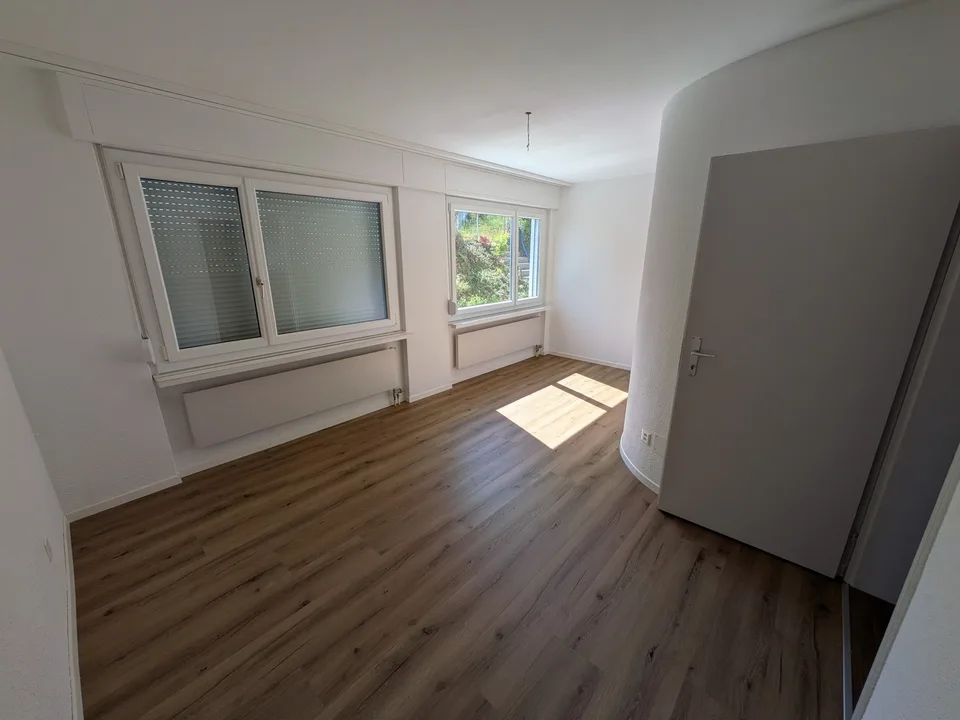 Grosszügige 5.5-Zimmerwohnung mit Garten in Einfamilienhaus