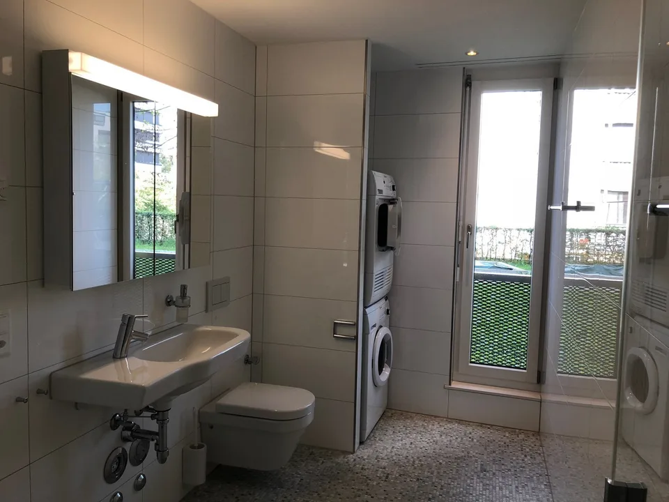 Minergie Flat in Lindenplatz with Private Parking, 50-100 meters to Everything!