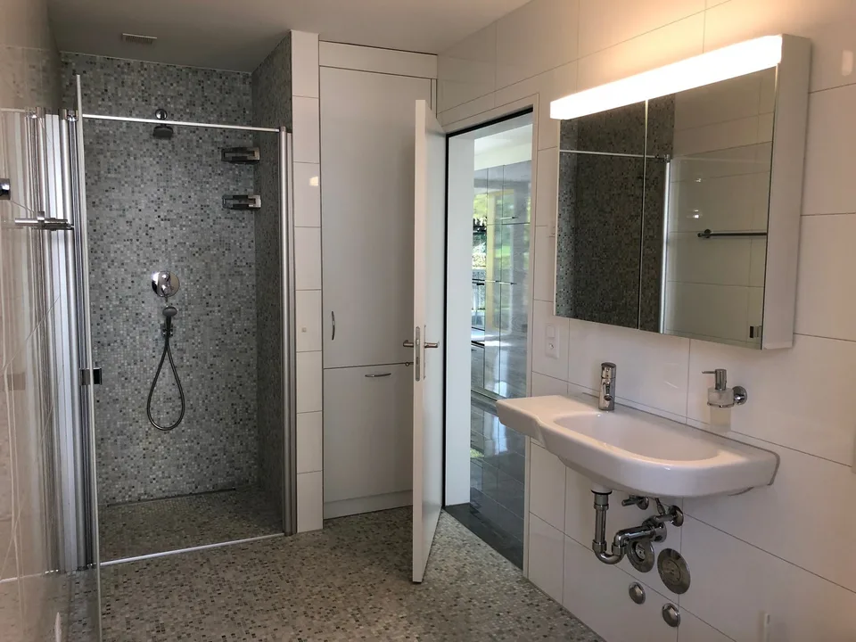 Minergie Flat in Lindenplatz with Private Parking, 50-100 meters to Everything!